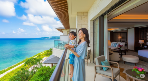 ・インプットした「データB」の以下の見出し（セクション）に適した画像を計1枚作成してください。

●テキストや文字は一切無い画像にすること。
●人物画像は日本人にすること。母親は若くて可愛い女性で、コスチュームはミニスカートが良いです、沖縄らしいんで、セクション次第ではホットパンツ着用で。
●アスペクト比は「16:9」にすること。

▼見出し（セクション）
沖縄で子連れで泊まるならどこがいいですか？
